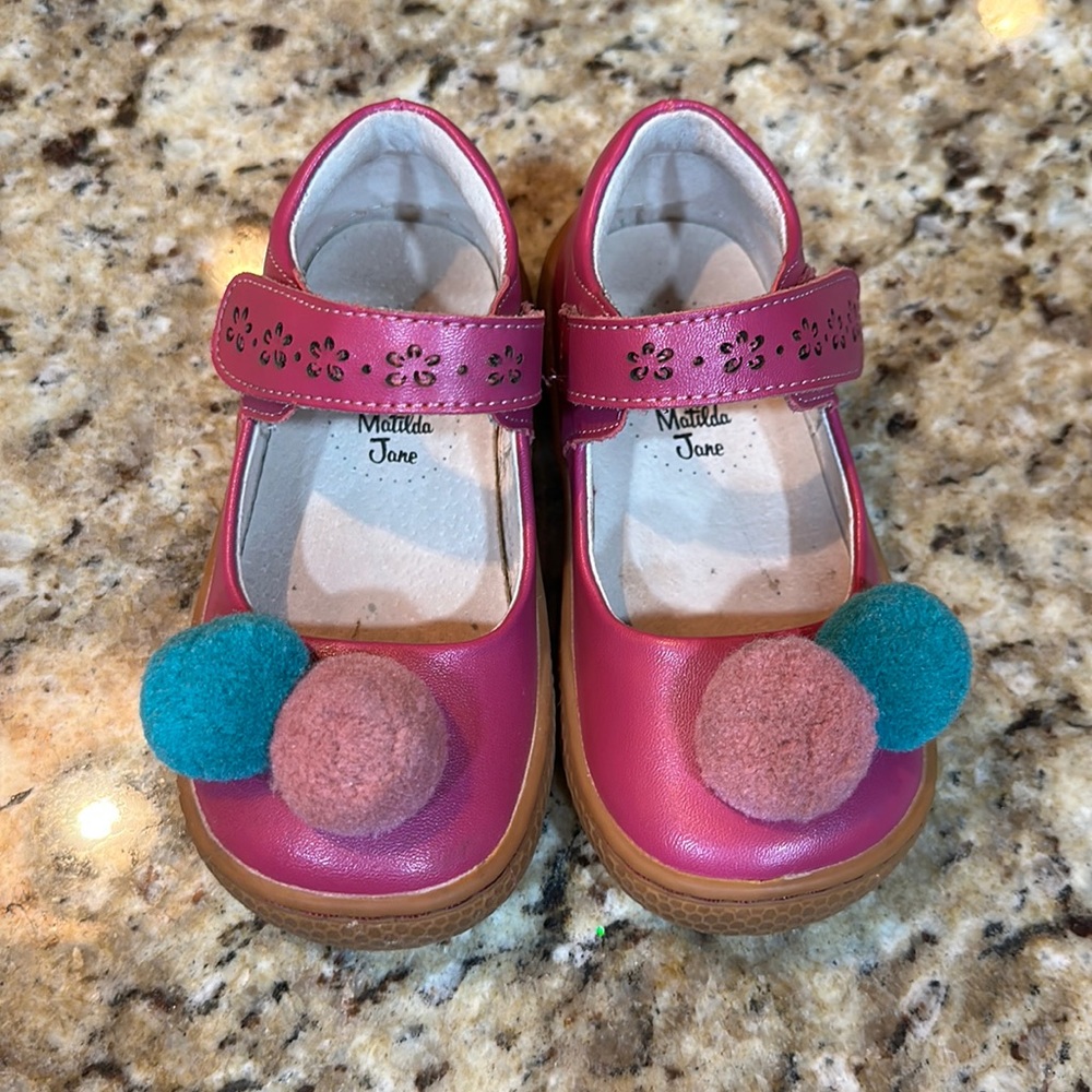 SZ 8 FUSHIA LIVIE & LUCAS. IN EXCELLENT CONDITION.